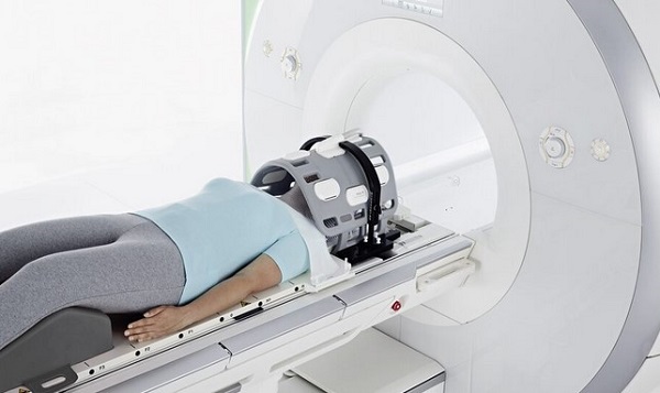 Укладка пациентки на транспортере аппарата для МРТ головы