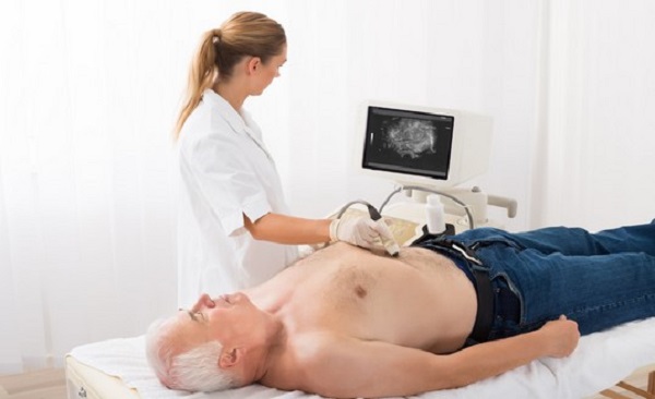 В кабинете УЗД во время процедуры сканирования органов живота