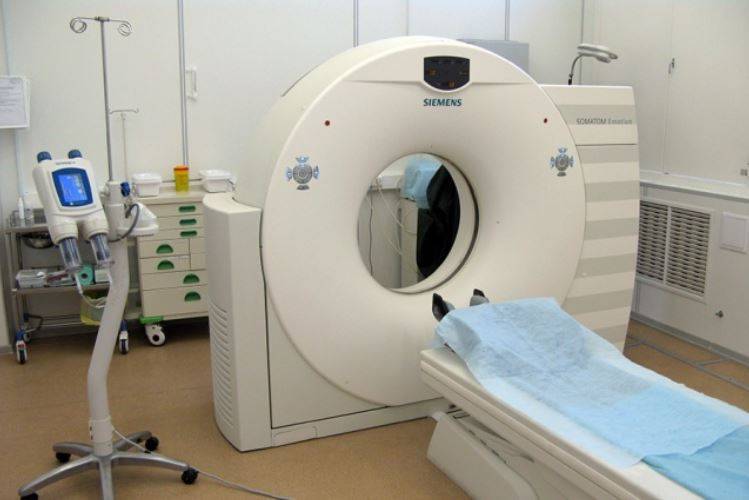 Компьютерный томограф и инъекционная система для болюсного введения контраста (на фото слева)