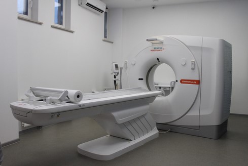 Компьютерный томограф в специально оборудованном кабинете