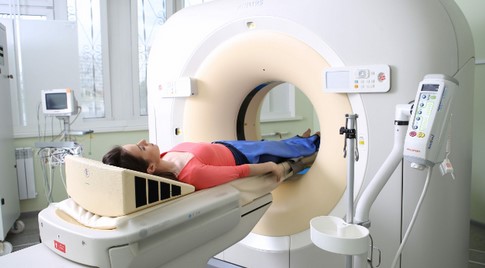 Положение пациента на столе томографа во время проведения сканирования