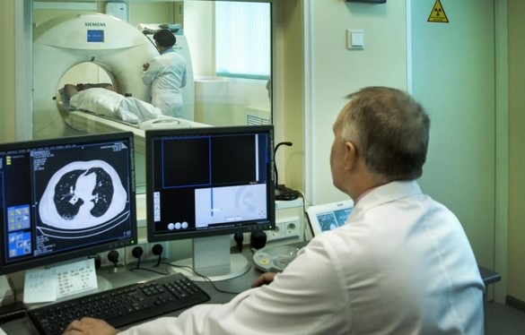 Рентгенолог наблюдает за подготовкой пациента к процедуре