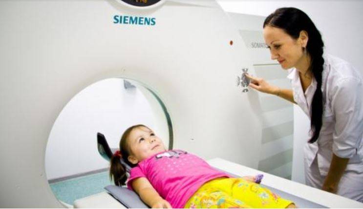 Положение ребенка на столе компьютерного томографа перед исследованием
