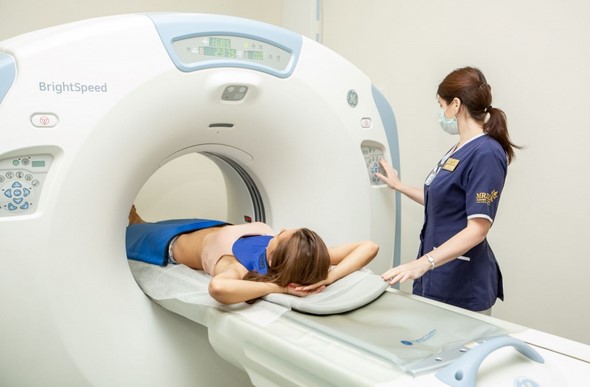  Положение пациента на столе томографа при проведении исследования легких