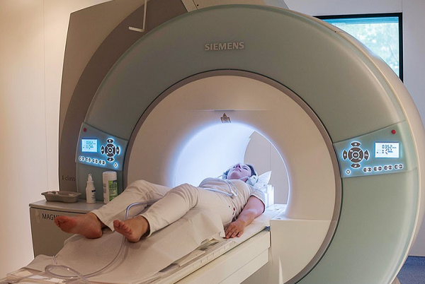 Процедура МРТ глотки и гортани на закрытом томографе