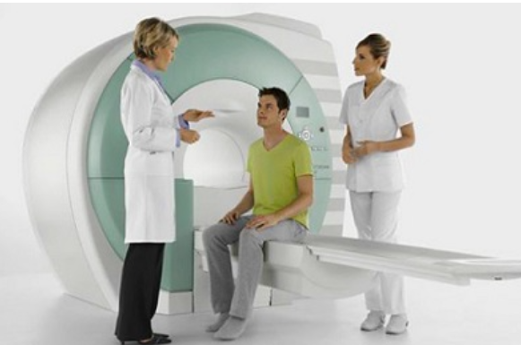 Беседа врача и пациента перед сканированием