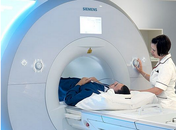 Мужчина проходит МРТ малого таза на закрытом томографе
