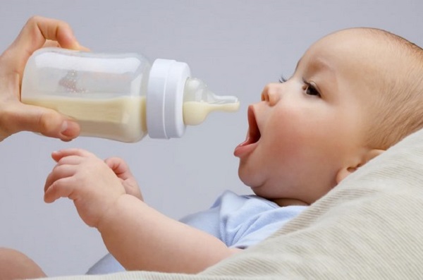 После сонографического обследования ребенку можно дать бутылочку со смесью или сцеженным молоком