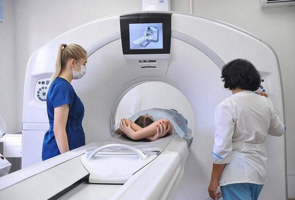 Положение пациента на столе томографа при проведении КТ легких
