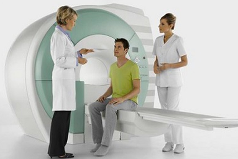 Пациенту рассказывают о МРТ