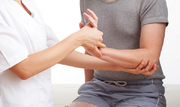 Боль, дискомфортные ощущения в руке могут быть вызваны рядом причин, поэтому перед началом лечения необходимо уточнить патогенетический фактор
