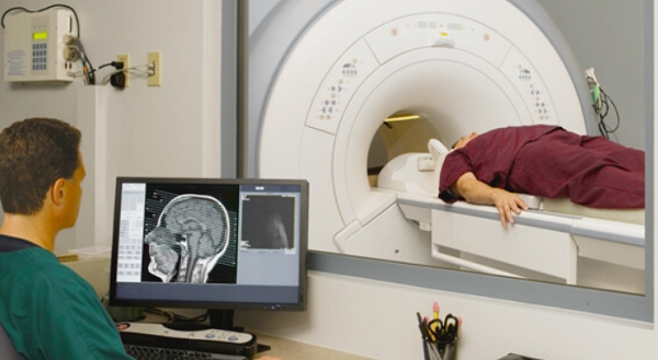Рентгенолог во время сканирования